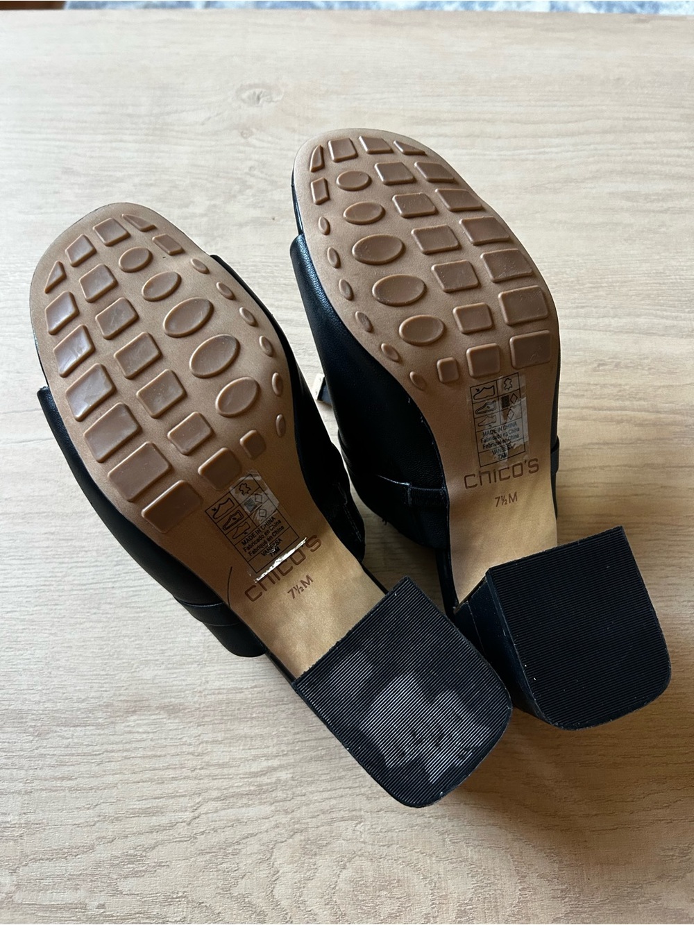 *SOLD* Chico's Black Leather Open-Toe Mule with Gold Accent Women’s Size 7.5 - Picture 6 of 6